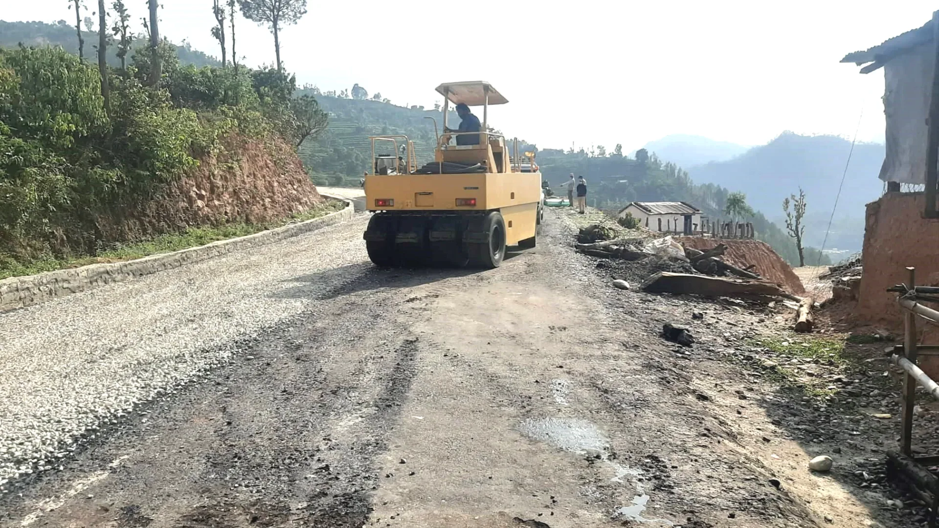 छ वर्ष पुग्दा पनि मध्यपहाडी राजमार्ग कालोपत्र अनिश्चित, बाढीपहिरोले झन् थपियो समस्या