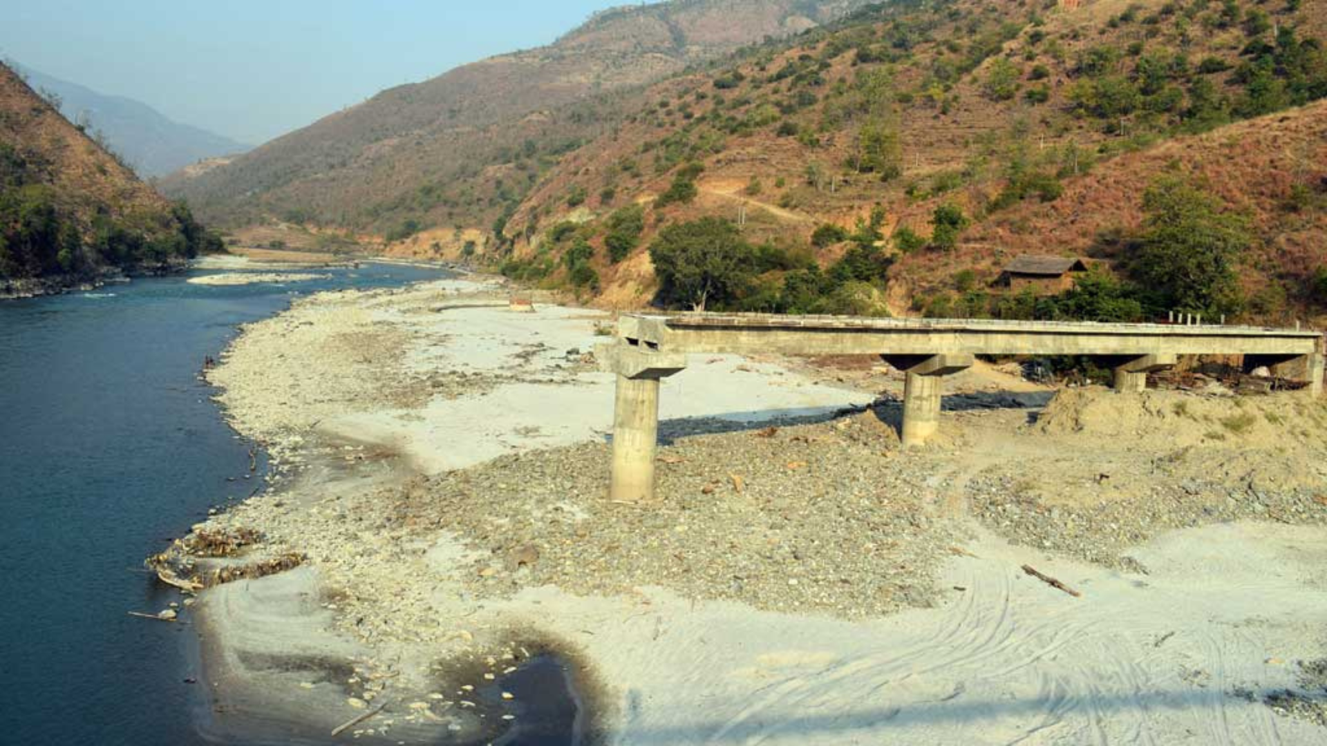 कालीगण्डकीमा पक्की पुल निर्माण अलपत्र, स्थानीयलाई आवत-जावतमा सास्ती