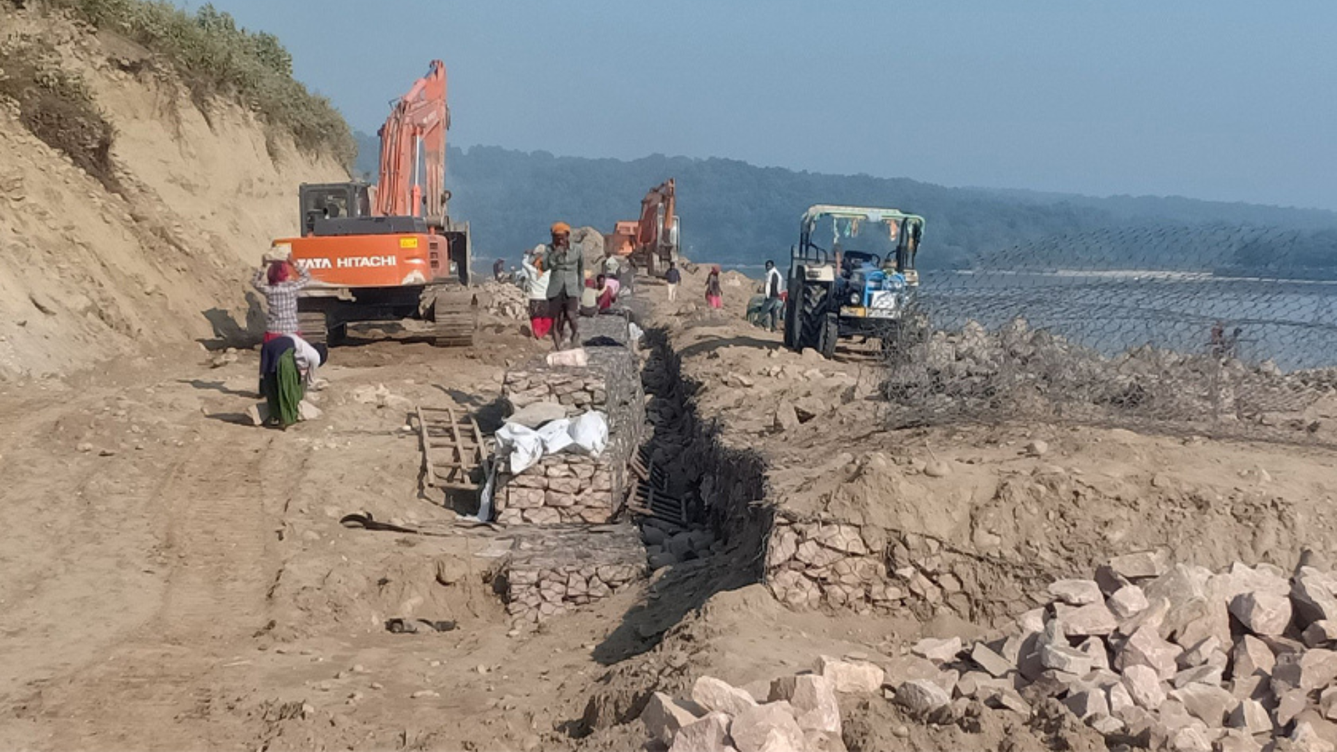 नारायणी नदीमा ब्यूटिफिकेशन एण्ड प्रोटेक्सन बाँध निर्माण गर्दै भारत