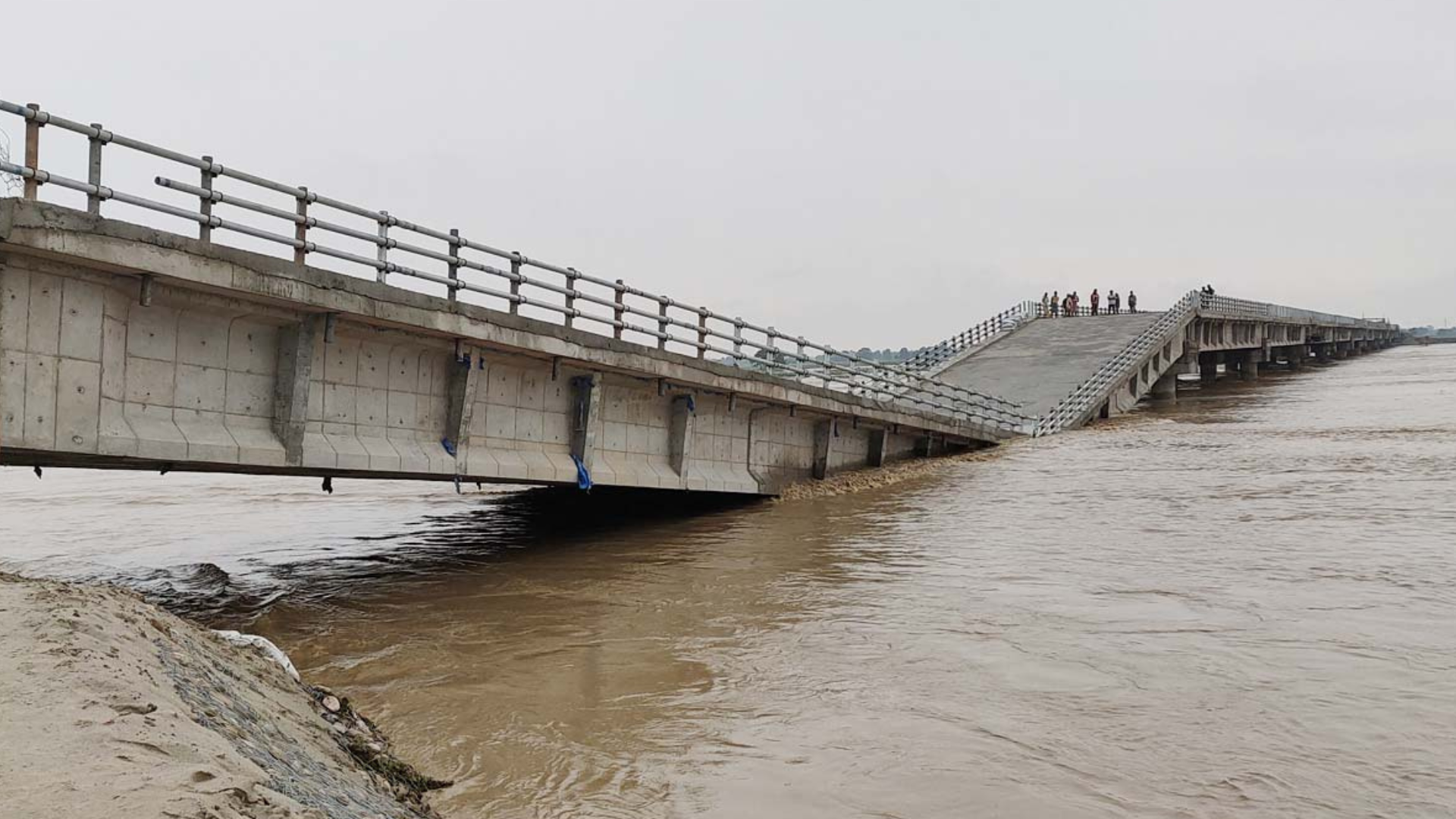 १२ वर्ष लगाएर निर्माण गरिएको पुल सञ्चालन हुने बेलामा भत्कियो