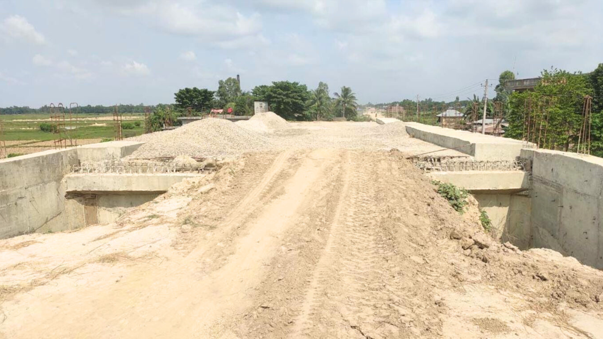 हुलाकी राजमार्गः दोब्बर समयमा पनि सकिएन डोकेबजार-दैजी खण्डकाे निर्माण