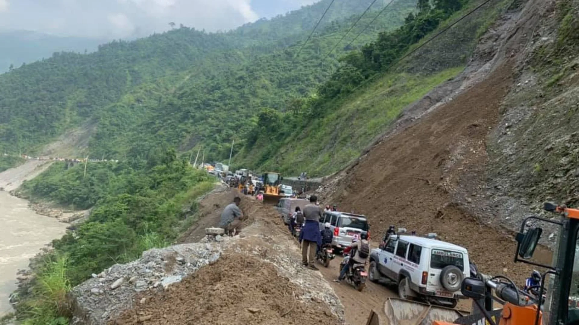 पहिरो, बाढी र वर्षाले देशका विभिन्न राजमार्ग अवरुद्ध, बिपी र कान्तिलोकपथमा राति सवारी सञ्चालनमा रोक