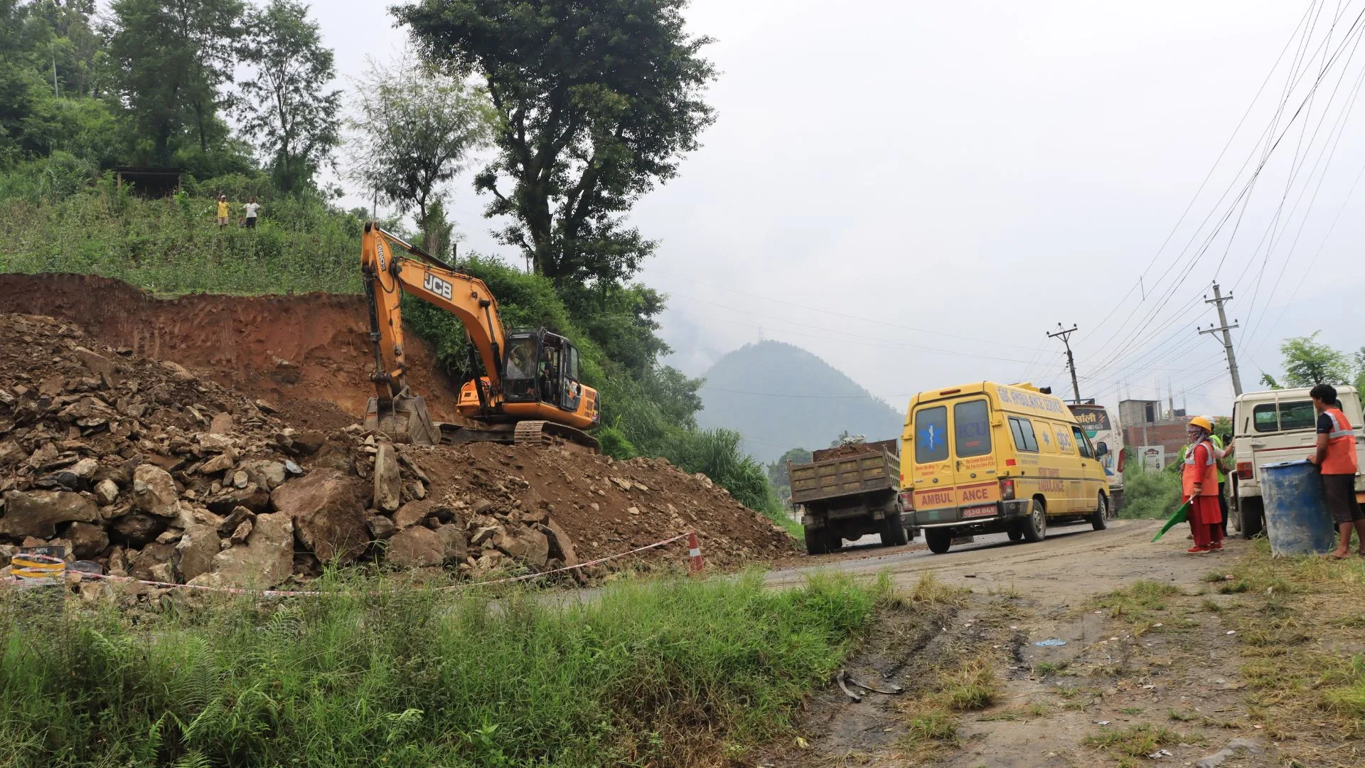 नारायणगढ-मुग्लिन सडकमा पहिरो व्यवस्थापनका लागि उपकरण र जनशक्ति तयारी अवस्थामा
