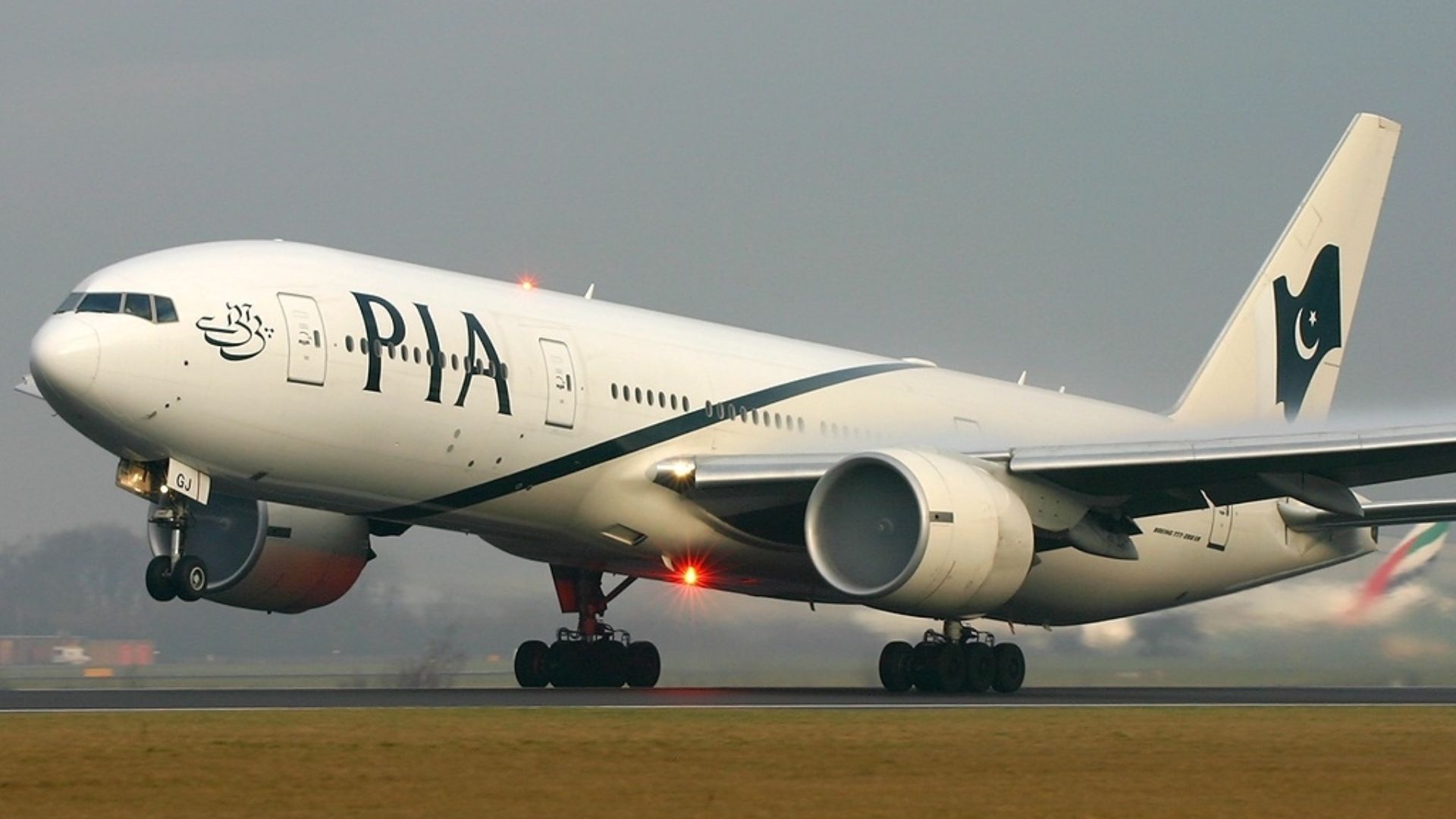 वित्तीय संकटबीच पाकिस्तान इन्टरनेशनल एयरलाइन्सका १५ विमान ग्राउन्डेड हुने जोखिम