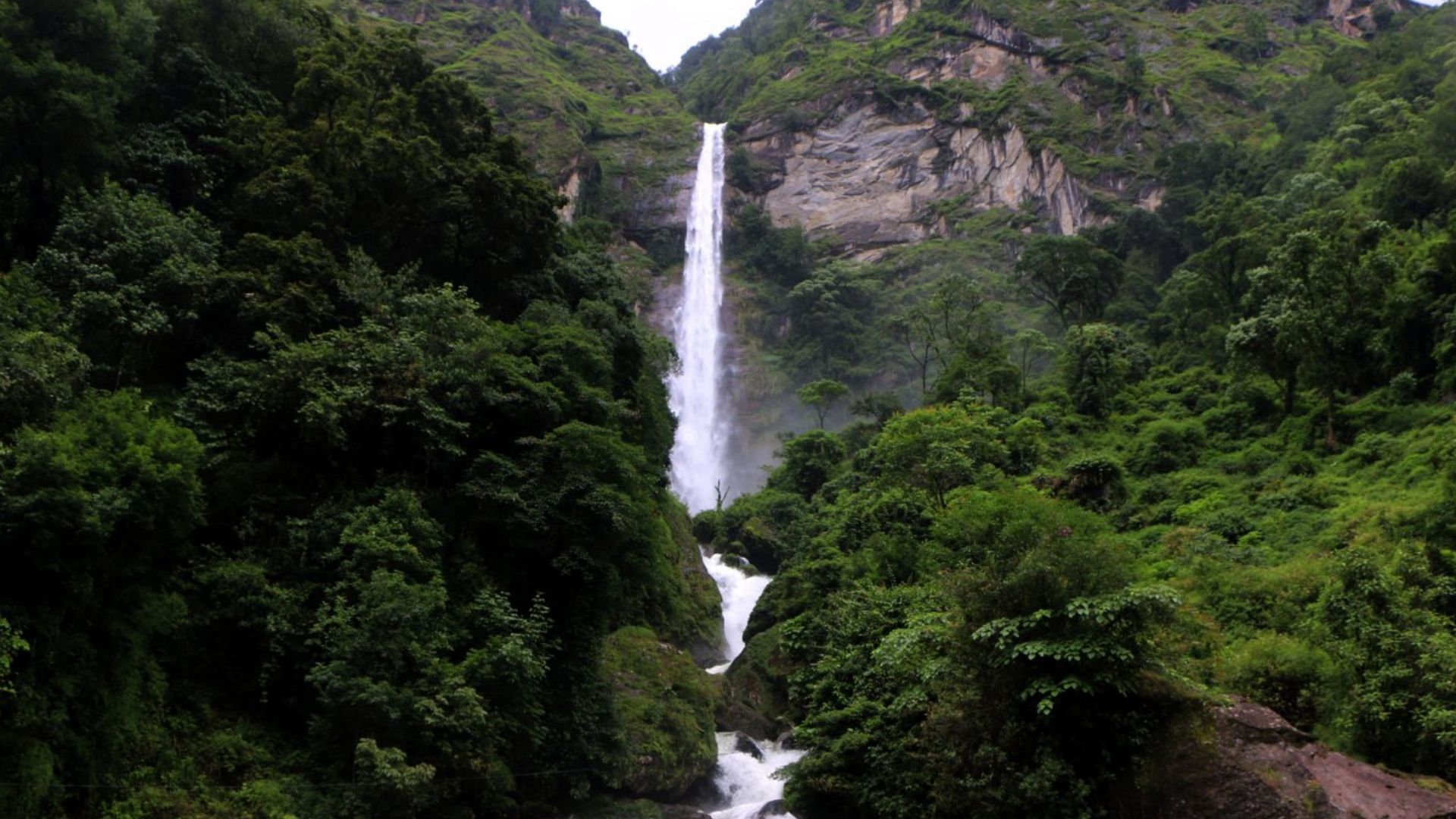 मनै लोभ्याउने फुङफुङ्गे झरना