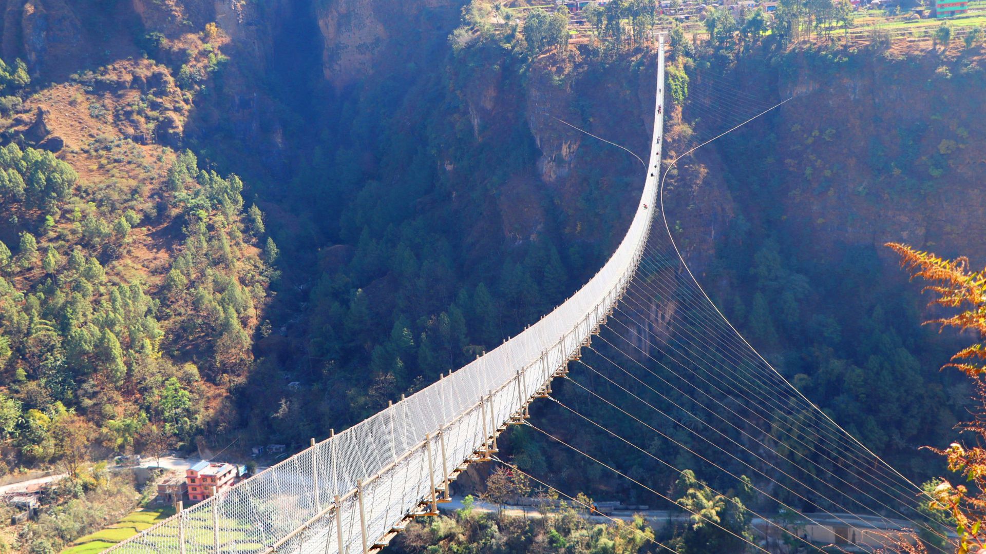 बागलुङ र पर्वत जोड्ने गरी निर्माण भएकाे झोलुङ्गे पुल सञ्चालन   