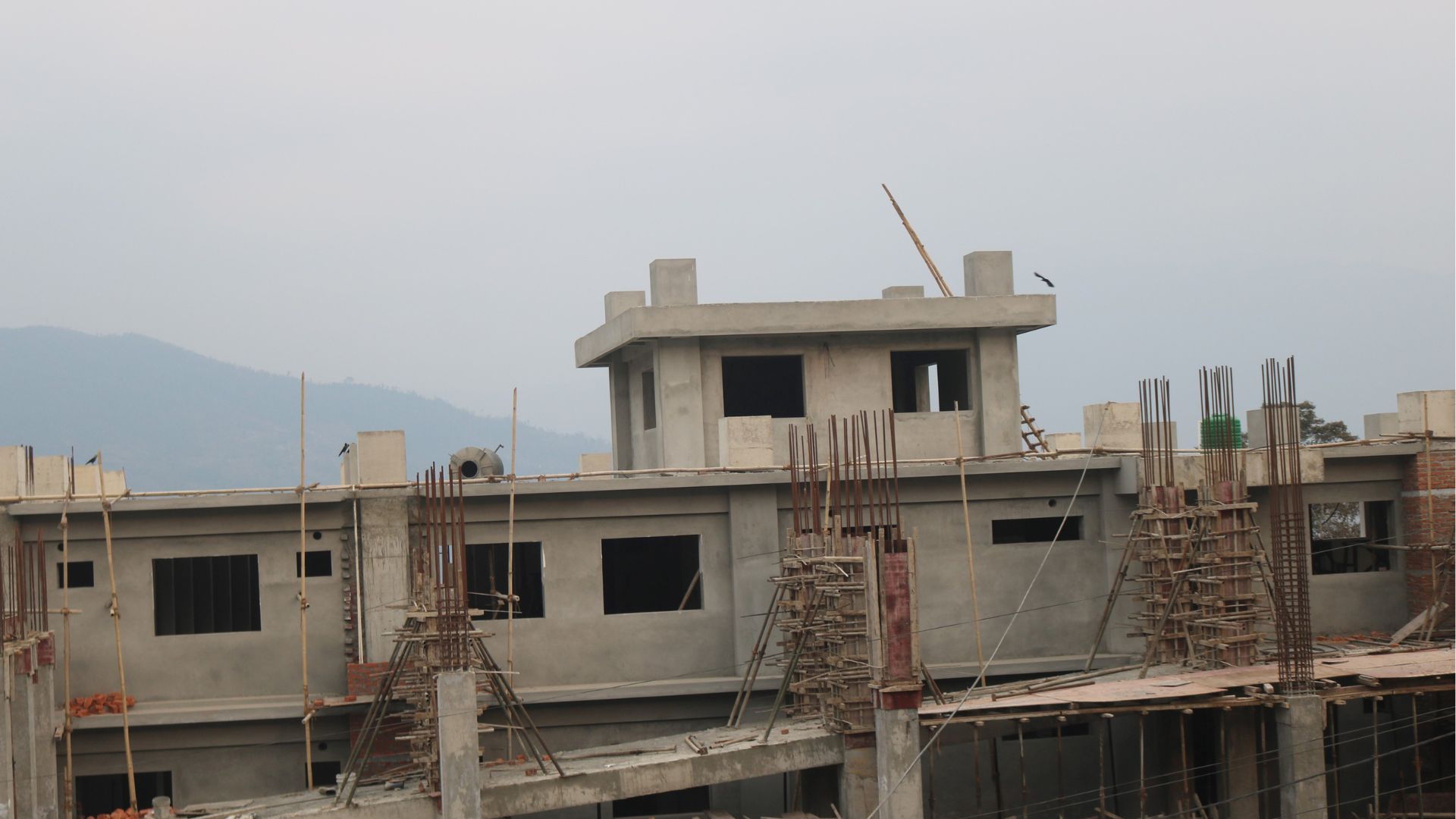 जिल्ला अस्पताल खोटाङकाे पक्की भवन निर्माण ३ महिनादेखि ठप्प