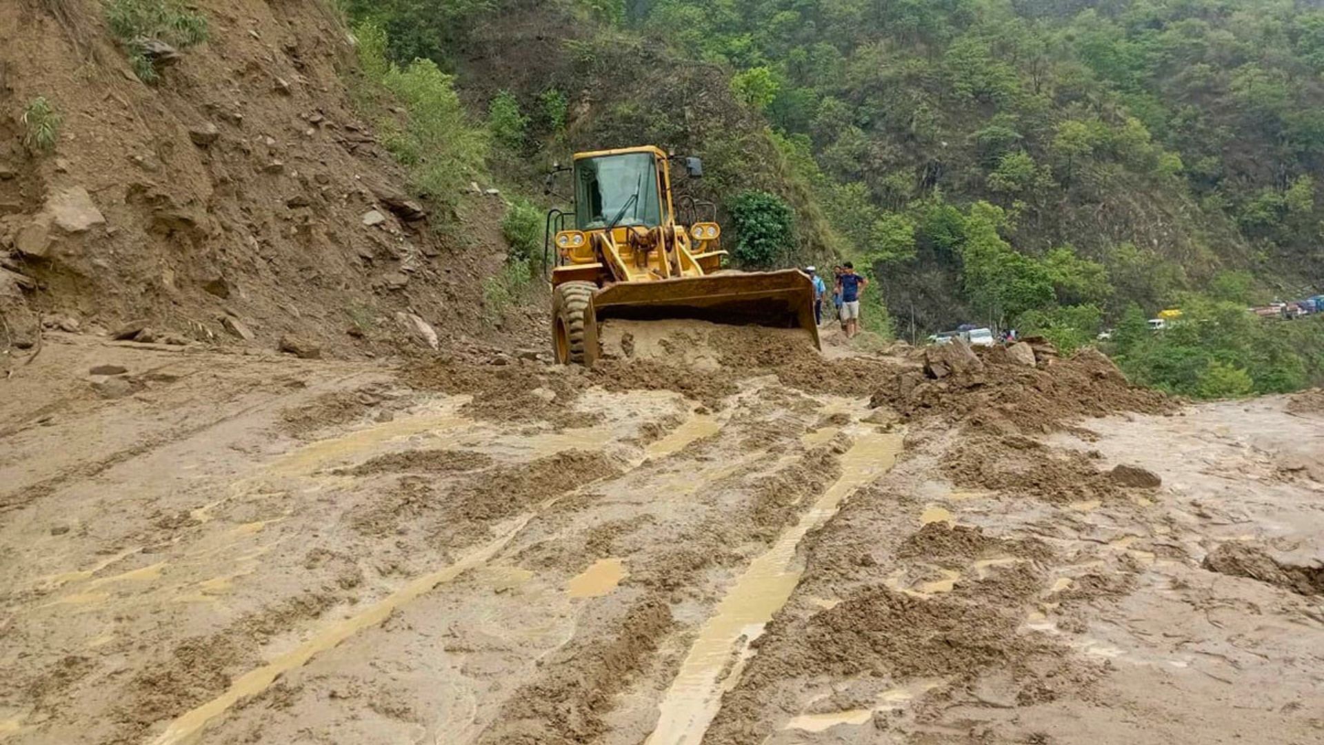 अवरुद्ध मध्यपहाडी लोकमार्ग एकतर्फी सञ्चालनमा   