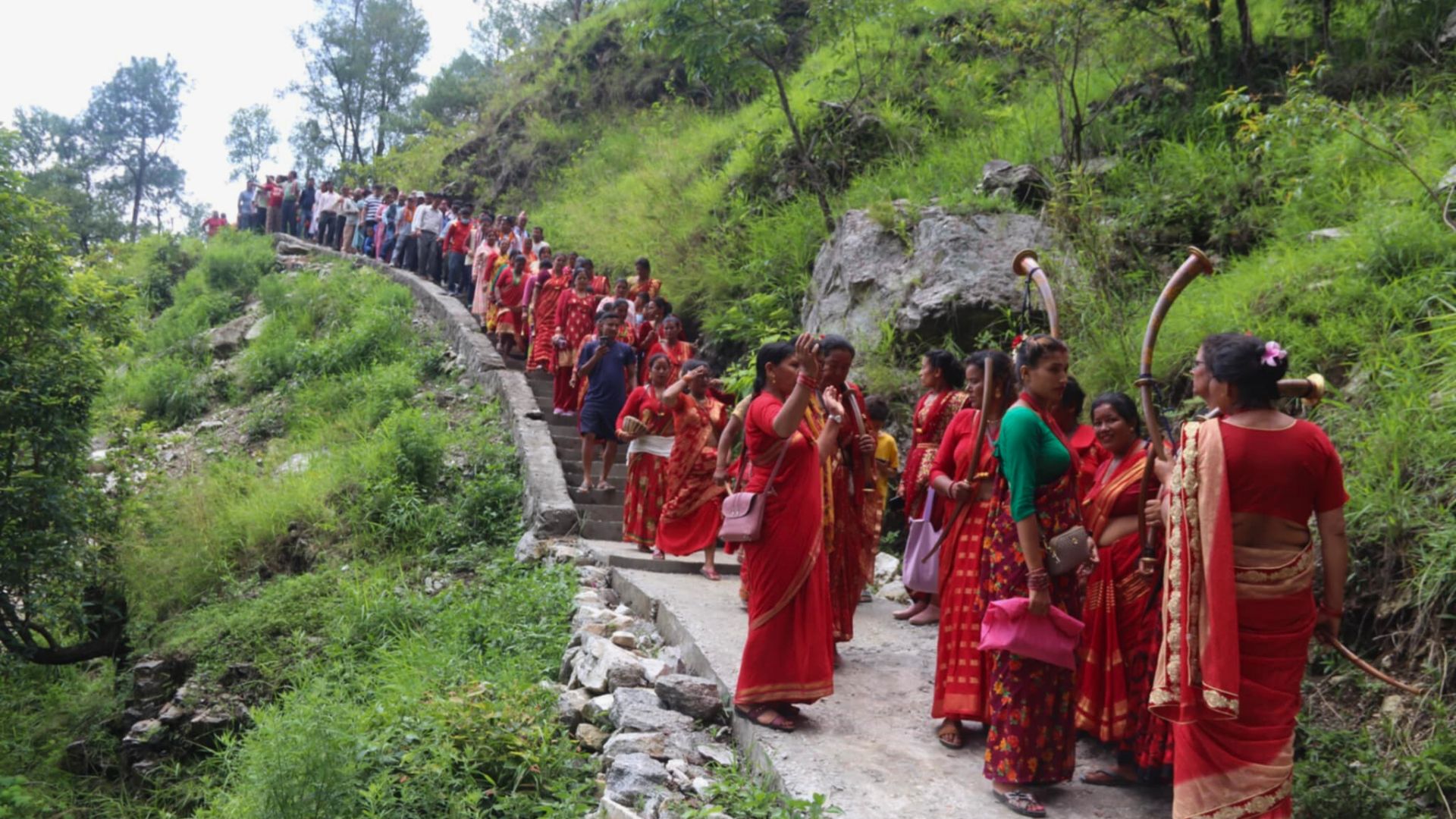 पदमार्ग निर्माणसँगै शिवपुरीको लौके झरनामा आन्तरिक पर्यटकको घुइँचो   