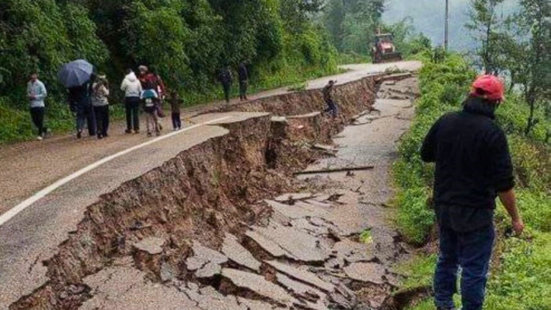 अविरल वर्षा हुँदा भोजपुरमा सडक भासियो   