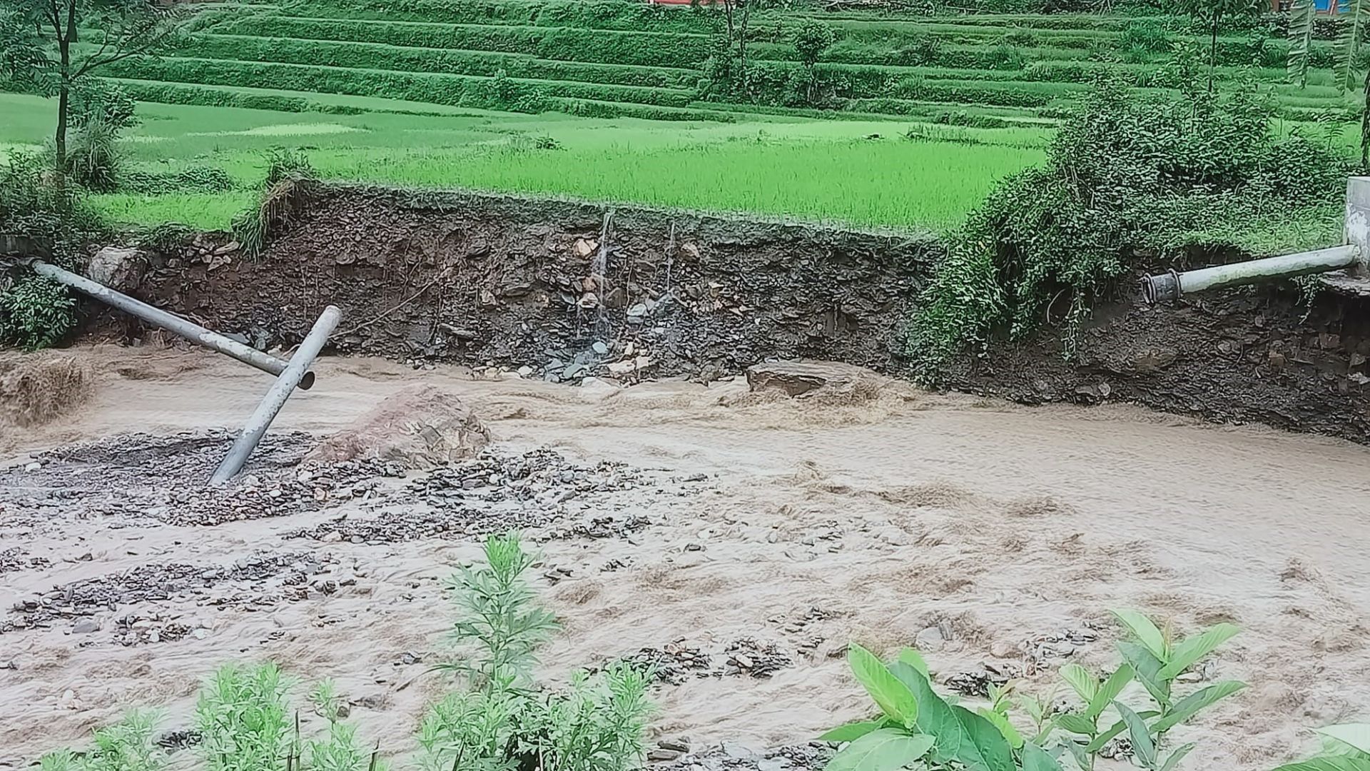 पाइप बगाएपछि बागलुङ बजारमा खानेपानीको समस्या   