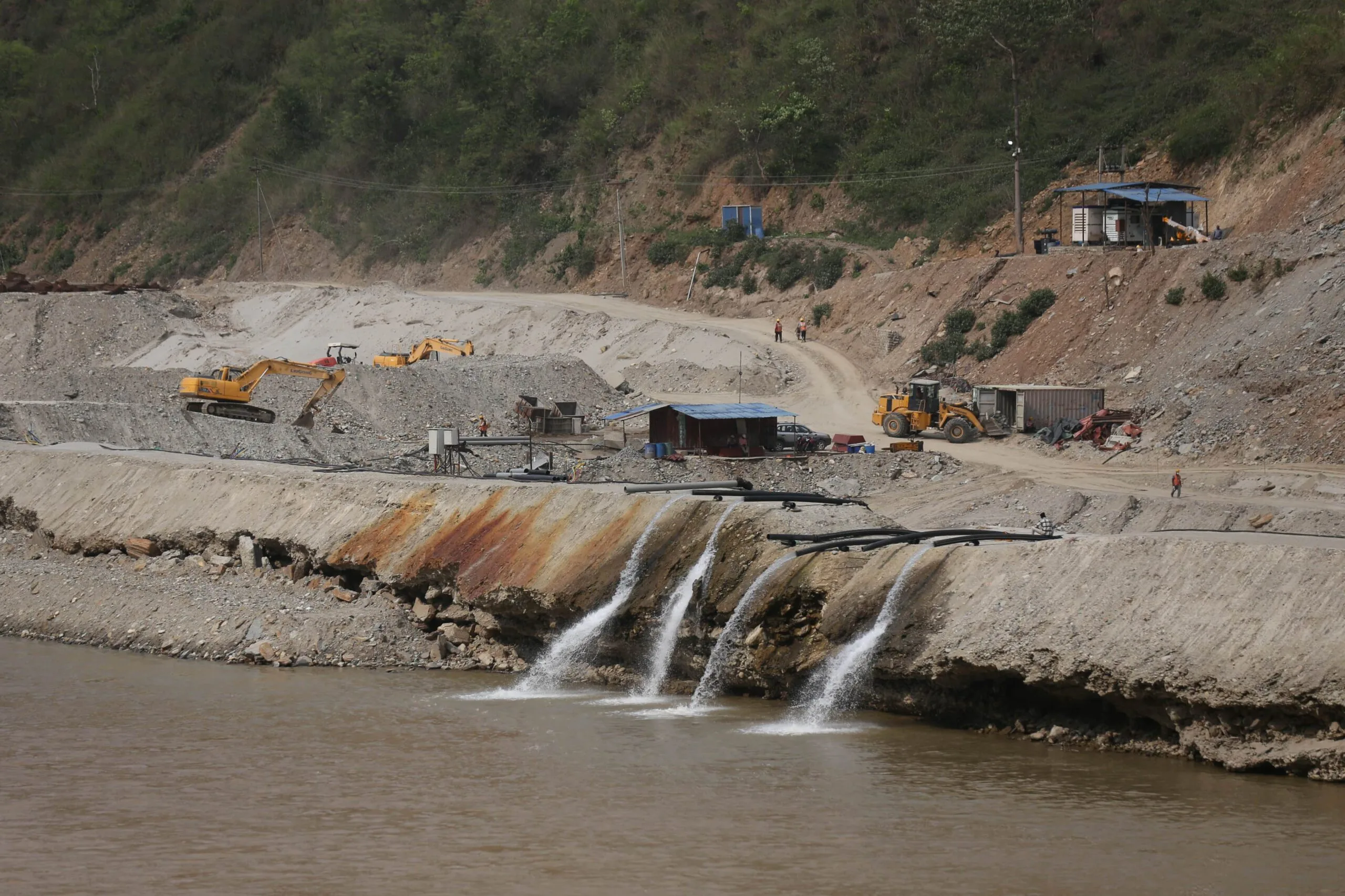 १४ अर्ब २३ करोडका सिँचाइका २२ रुग्ण ठेक्का तोडियो