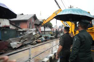 थापाथलीस्थित राम मन्दिर परिसरमा काठमाडौं महानगरपालिकाले चलायो डोजर