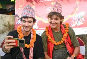 पोखरामा विदेशी पर्यटकले लगाए भाइटिका