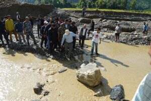 बाढी पहिरोले क्षति पुगेको चौकी डाडामा पुगे मन्त्री घिसिङ