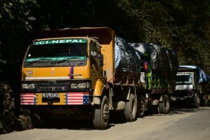 बञ्चरेडाँडामा फेरि रोकिए फोहोर बोकेका गाडी