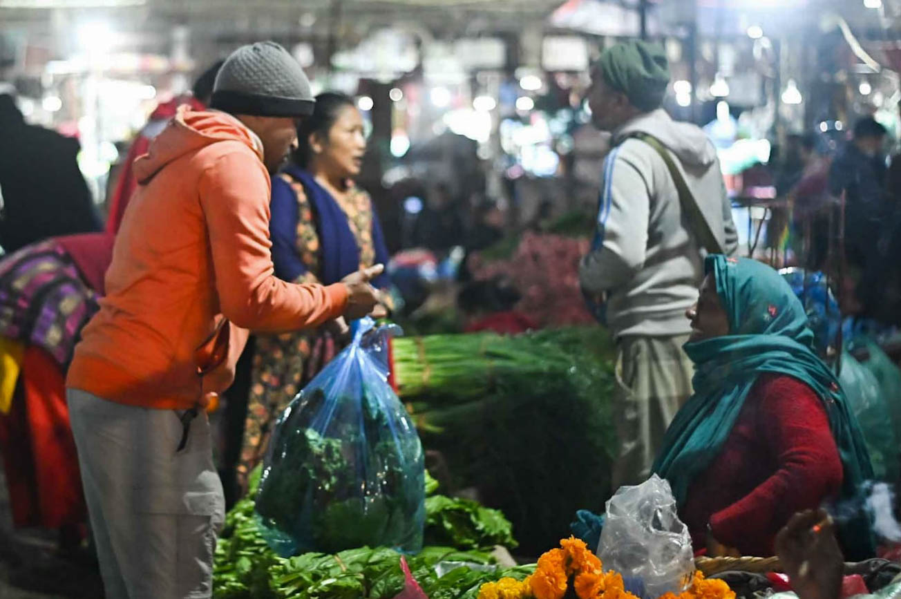 बिहान सबेरैदेखि राति अबेरसम्म यसरी चल्छ कालिमाटी तरकारी बजार