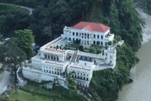 रंग उडेर लेउ लाग्न थालेको रानीमहल, प्रांगणमा फोहोर