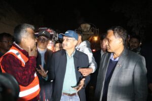 मन्त्री कुलमान घिसिङले शनिवार राती दाउन्ने सडक खण्डको स्थलगत निरिक्षण गरेर निर्माण कार्यलाई तिव्रता दिन दिए निर्देशन