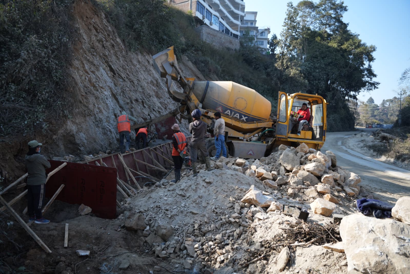 धुलिखेल-खावा सडकको काम धमाधम, समय भन्दा अघि नै सक्ने लक्ष्य