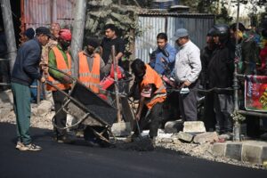 बालाजुमा सडक पिच गर्ने चटारो (तस्बिरहरु)