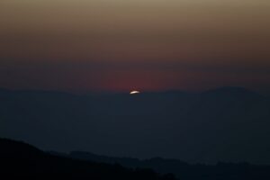 नयाँ वर्ष सन् २०२६ को स्वागत, धनकुटाको हिलेबाट सुर्योदयको मनमोहक दृश्य