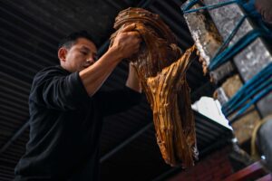 माघे सङ्क्रान्ति नजिकिँदै गर्दा परम्परागत चाकु बनाउन ब्यस्त छन् ललितपुरका व्यवसायी