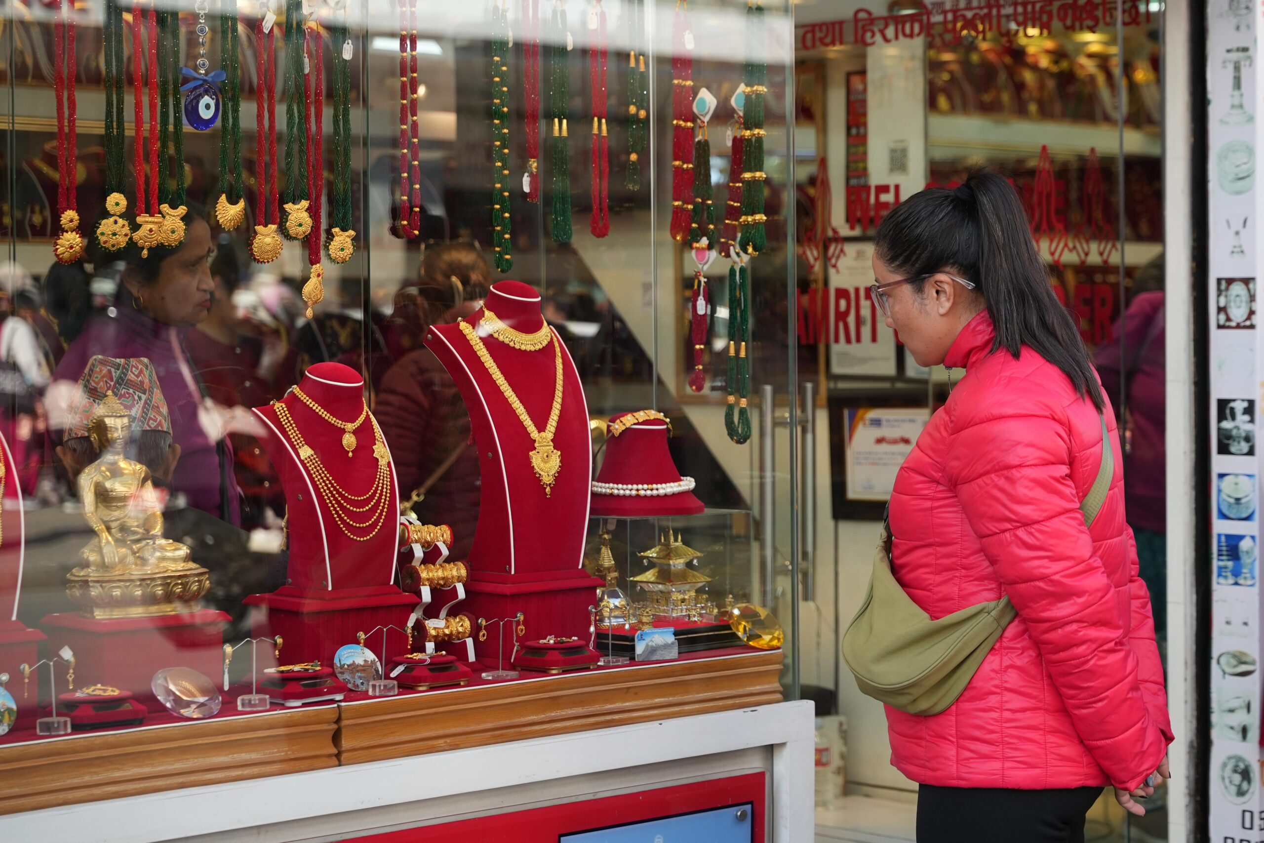 नेपाली बजारमा सुनको मूल्यले बनायो, तस्बिरमा हेर्नुस बजारको चहलपहल