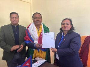 पुर्वमन्त्री कुलमान घिसिङले काठमाडौ-३ बाट गराए उम्मेदवारी दर्ता