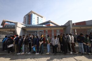 निर्वाचन प्रहरीका लागि युवाहरु लाइनमा