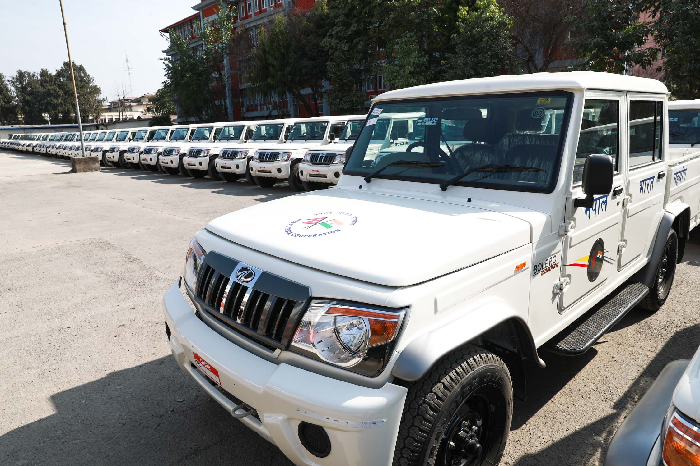 सिंहदरबारमा जम्मा गरियो आगामी निर्वाचनका लागि भारत देखि उपहार आएका गाडीहरु