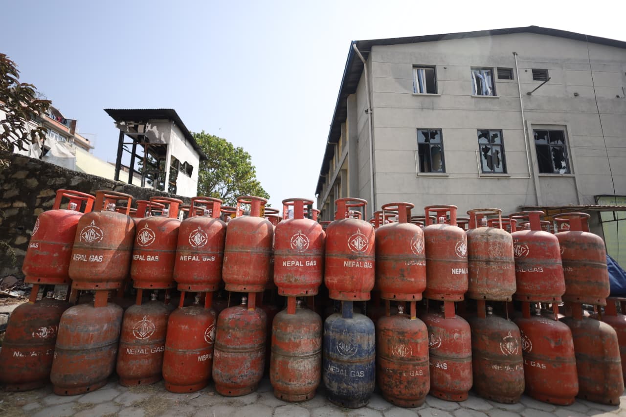 कृष्णभीर खुलेपछि काठमाडौंमा ग्यासको आपूर्ति बढ्यो, प्लान्टमा धमाधम भरिँदै सिलिण्डर