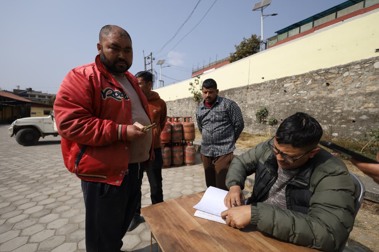 बजारमा हाहाकार नहटेपछि आयल निगमले नै बाँड्न थाल्यो ग्यास