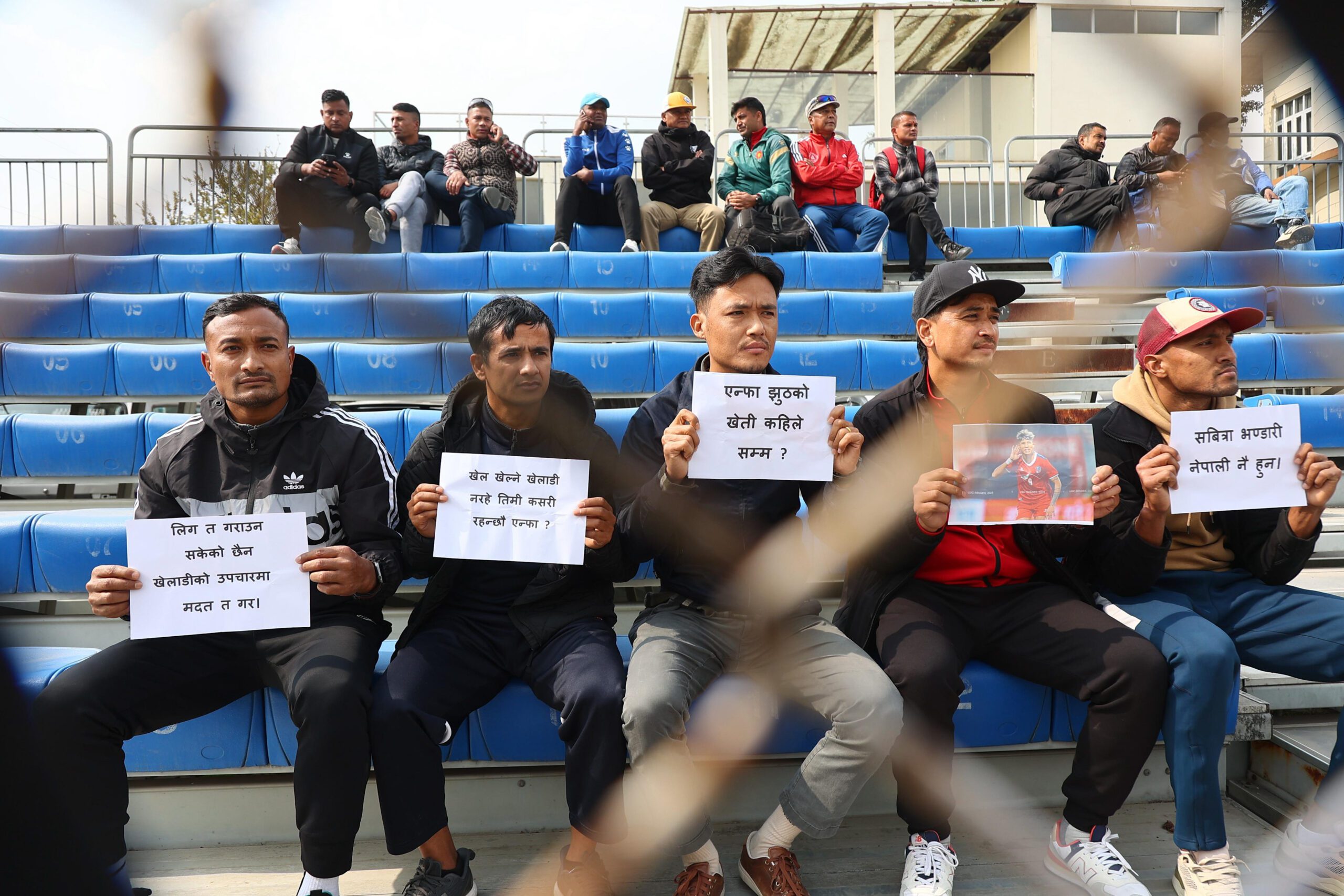 राष्ट्रिय महिला फुटबल टोलीकी कप्तान सावित्रा भण्डारी ‘साम्बा’को उपचारमा अखिल नेपाल फुटबल संघ (एन्फा) ले वास्ता नगरेपछि खेलाडीहरुले गरे प्रदर्शनी