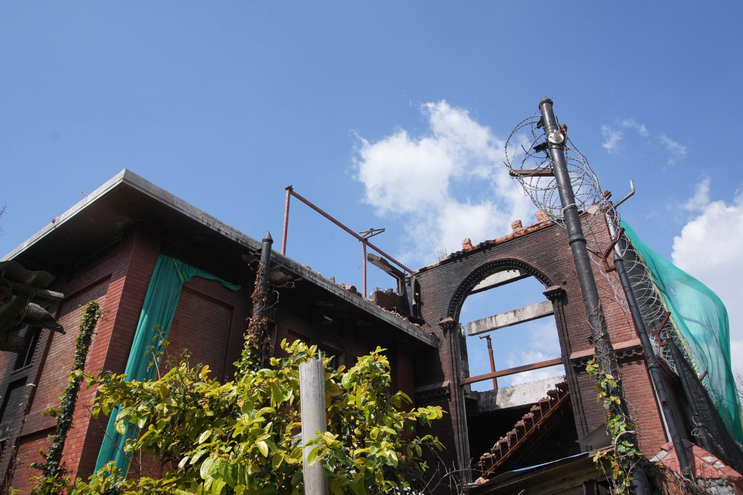 धमाधम भत्काउन थालियो बूढानीलकण्ठस्थित देउवा निवास