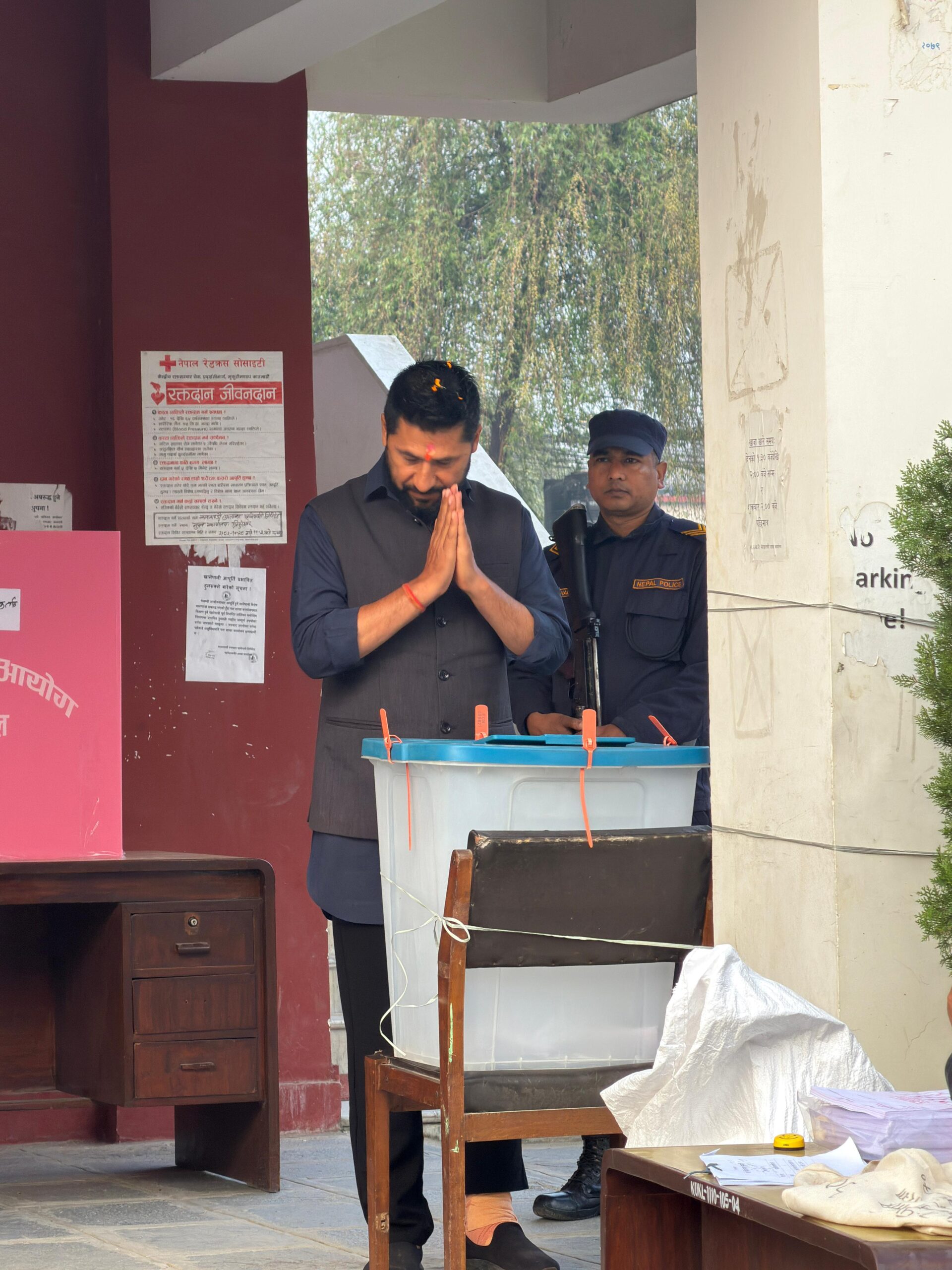 रास्वपा सभापति रवि लामिछानेले गरेर मतदान, ढोगे मतपेटिका