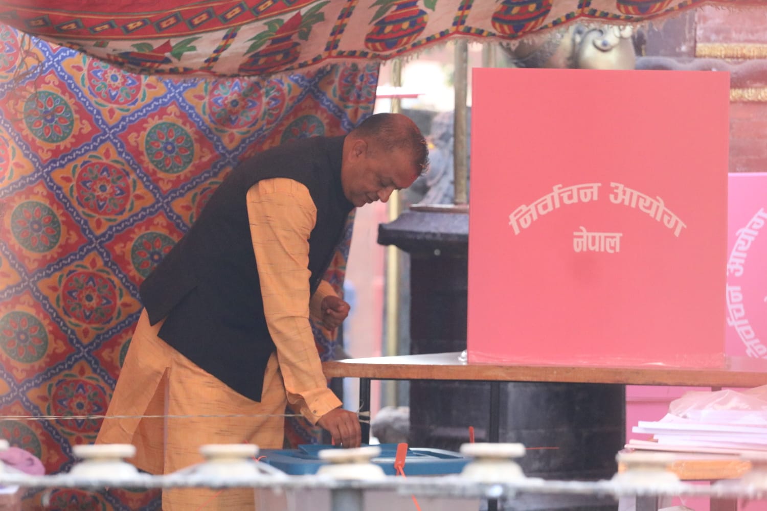 नेपाली कांग्रेसका सभापति गगन थापाले गरे मतदान