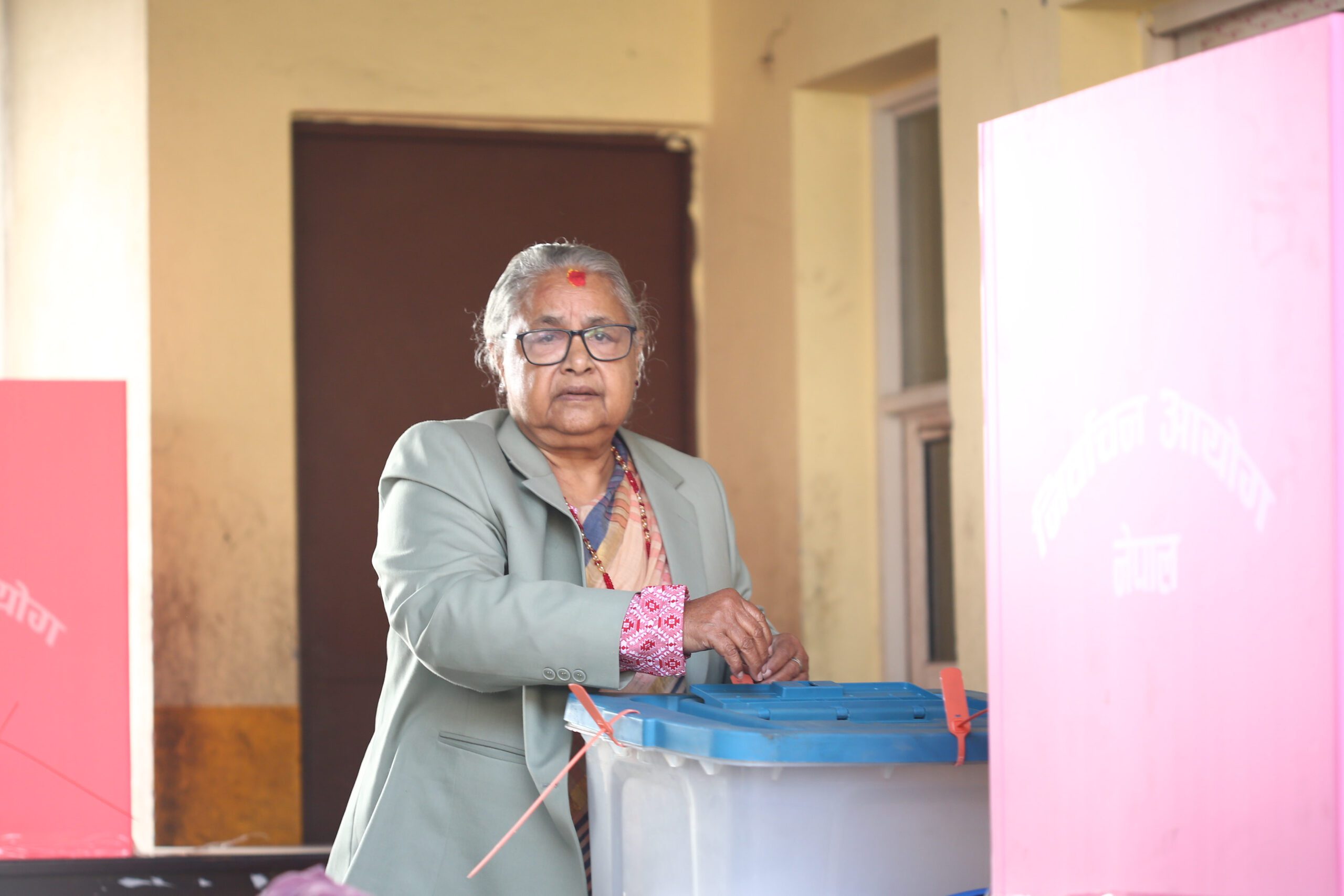 प्रधानमन्त्री सुशिला कार्कीले गरिन् मतदान