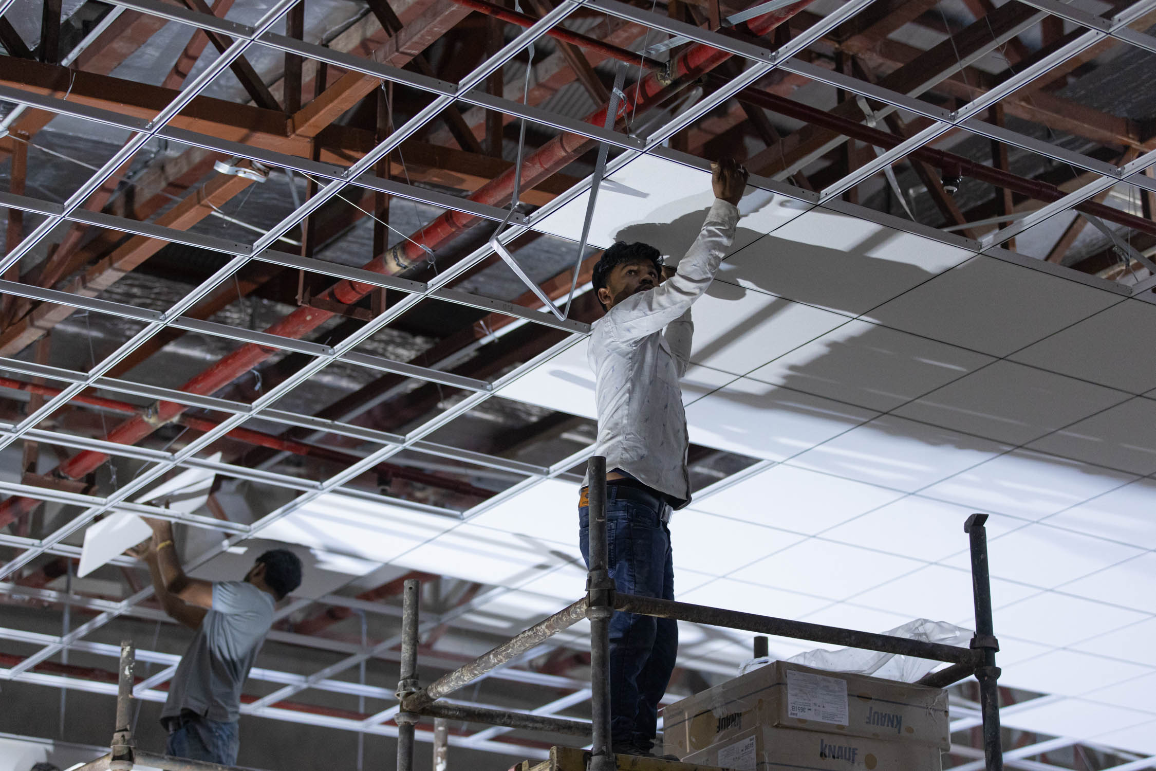 नयाँ निर्वाचित सांसदहरूको शपथ ग्रहणका लागि सिंहदरबारस्थित निर्माणाधीन संसद् भवनमा अस्थायी हल तयारी तिब्र