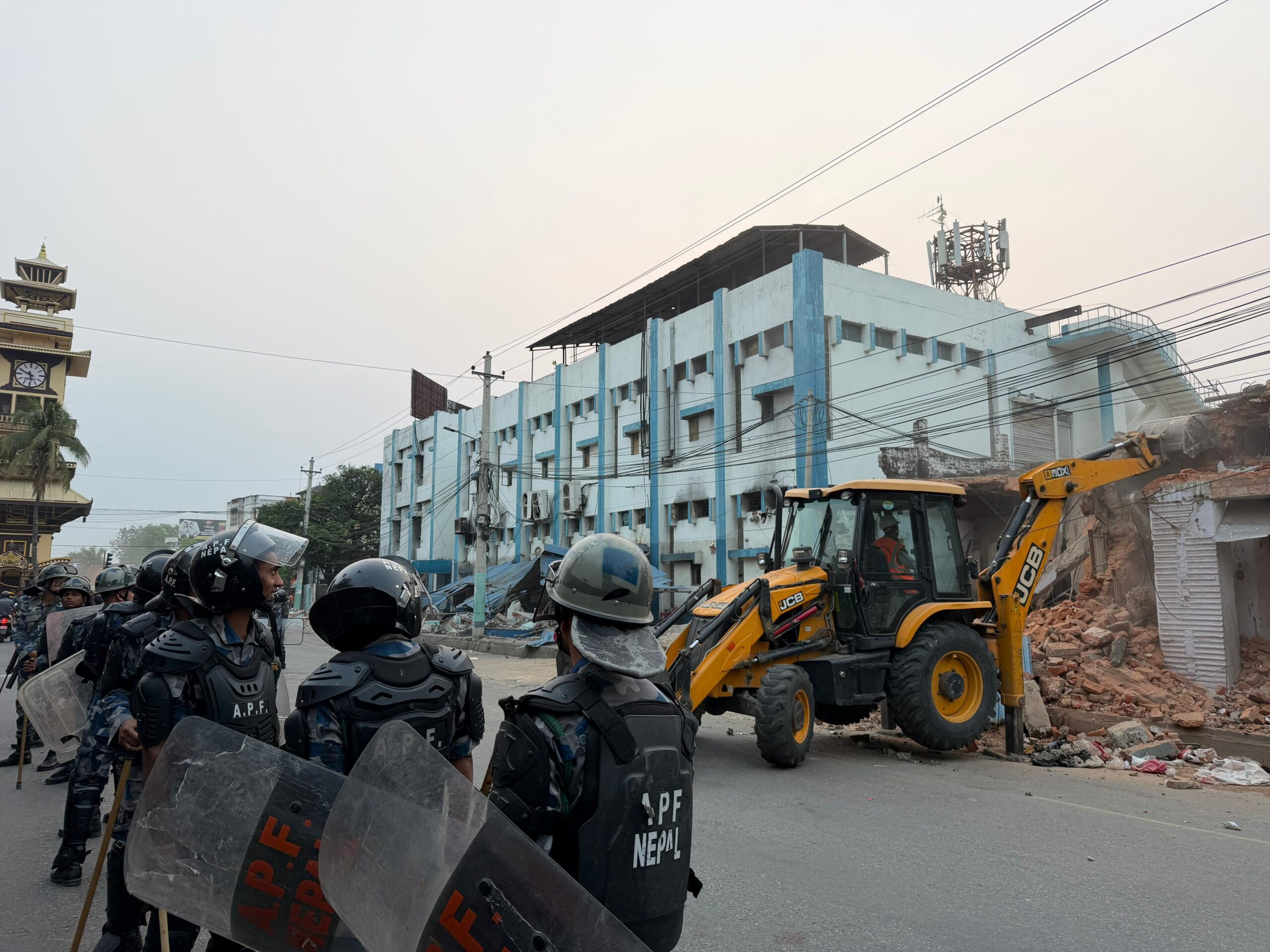 सडक विस्तारका लागि विरगन्जमा चल्यो डोजर