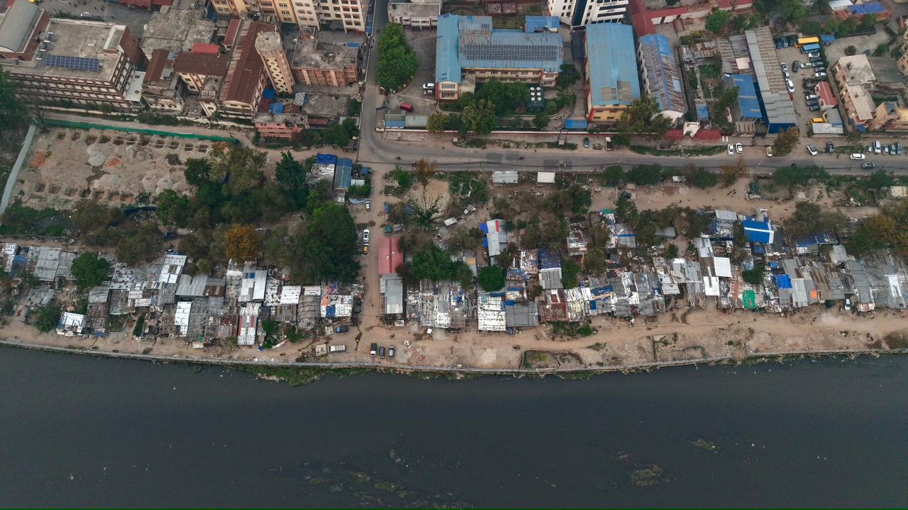 ड्रोनबाट यस्तो देखियो थापाथली, टेकु र बल्खुको सुकुमबासी बस्ती