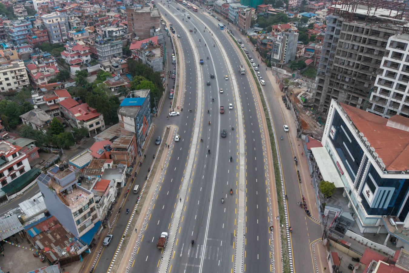 तस्बीरमा हेर्नुहोस् निर्माण सम्पन्न भएसँगै चिटिक्क नारायणगोपाल चोक-चप्पल कारखाना सडक