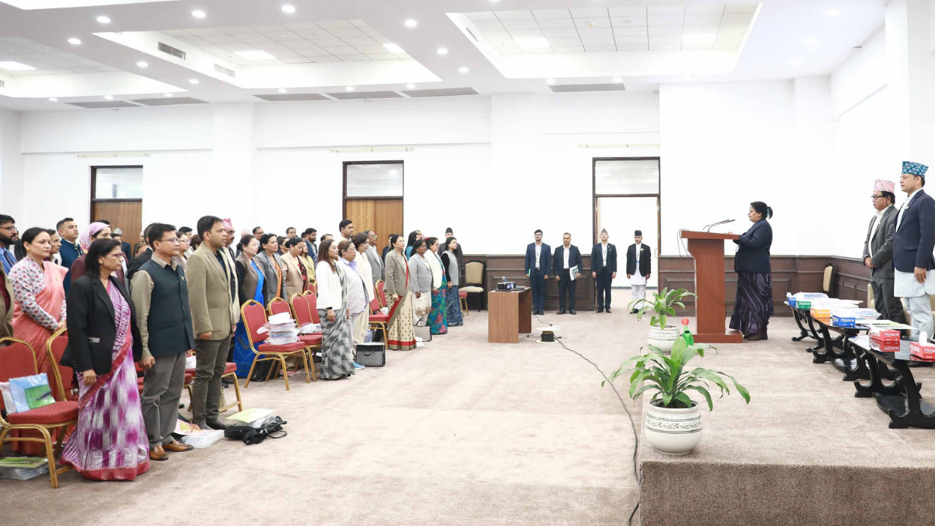 सांसदलाई सभामुखको आग्रह : ‘अनुशासनमा बस्ने गर्नुहोस्, सभा चलिरहँदा मोबाईल नचलाईदिनुस्’