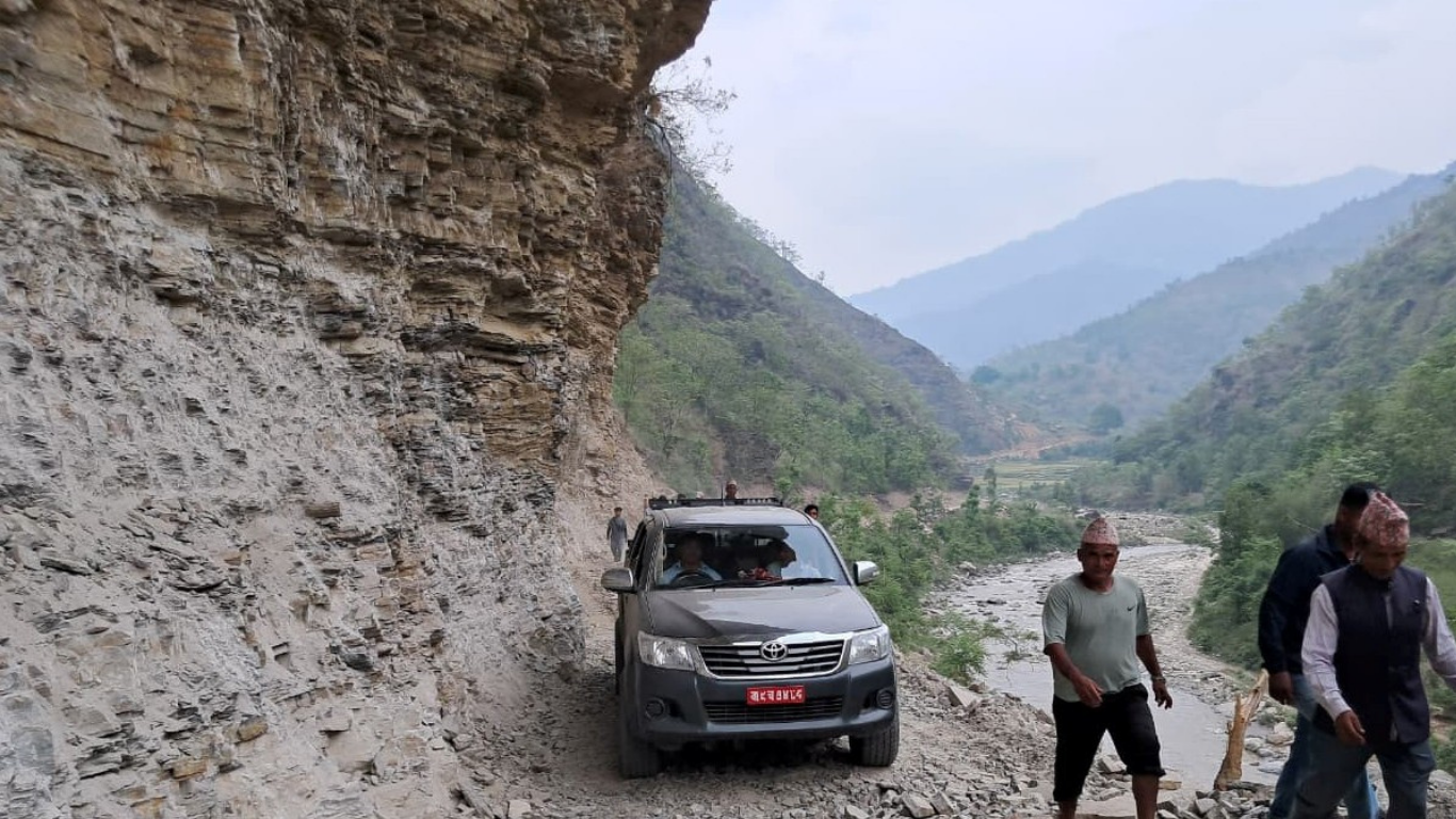 चर्चित घर्तीभिरको एउटा चट्टान फुटाँउदा साढे १७ किमी यात्रा छोटियो