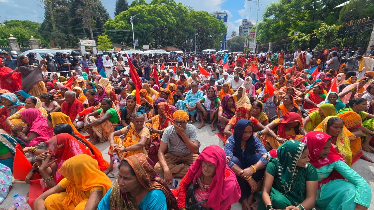 सिंहदरबार पुग्न पाएन लघुवित्त पीडितको ‘राजधानी मार्च’, वर्षामा भिज्दै सडकमा बसे प्रदर्शनकारी