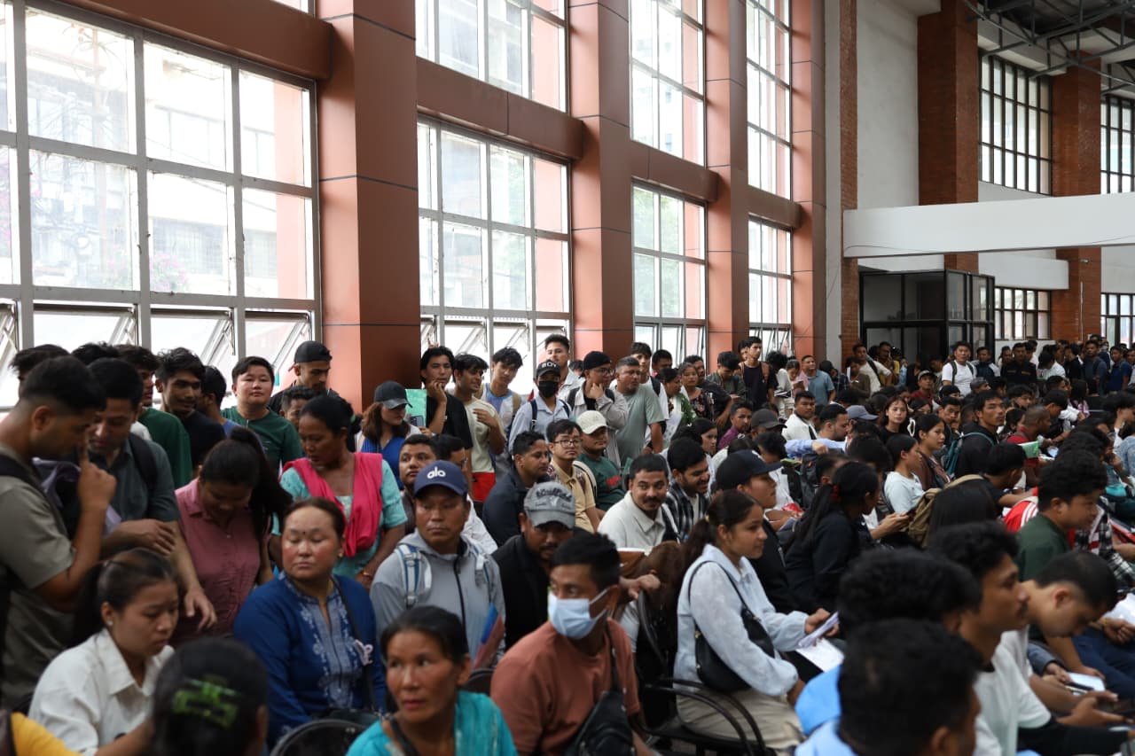 देशमा बस्ने वातावरण छैन ! विदेश जाउँ पासपोर्ट बनाउनै सास्ती