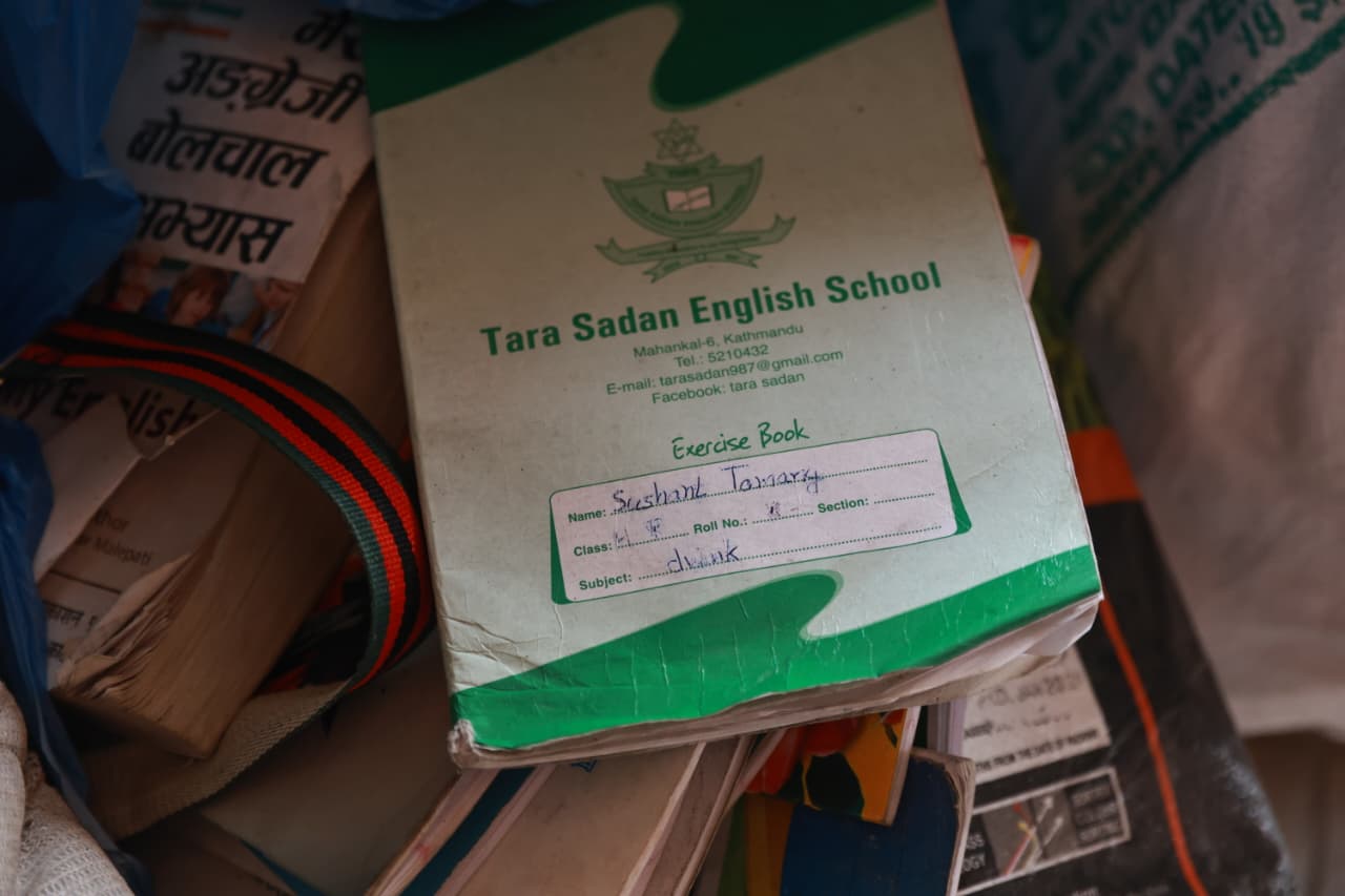 दशरथ रंगशालामा अलपत्र सुकुम्बासीका सामान, साढे दुई महिनादेखि व्यवस्थापन नहुँदा कुहिन थाले
