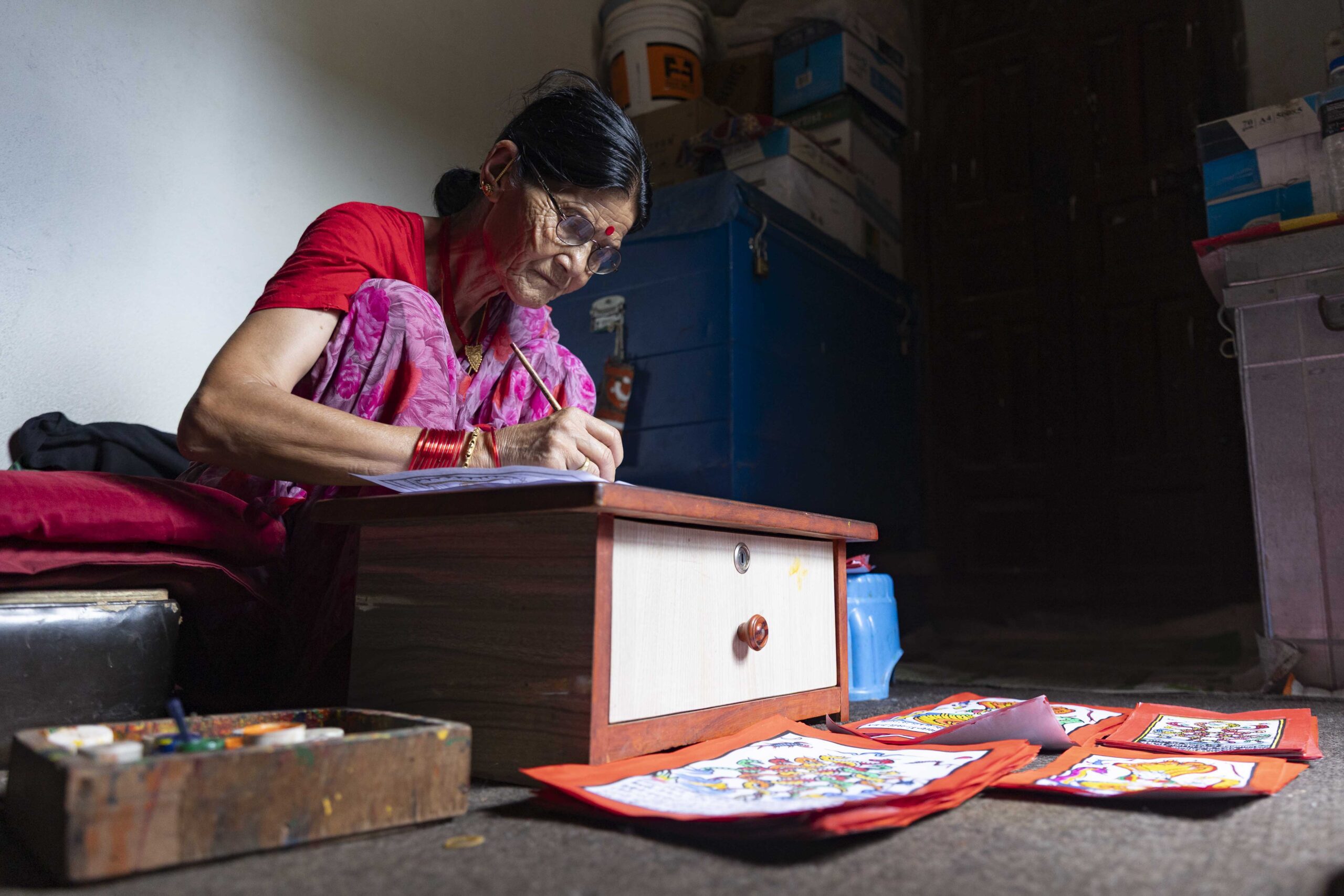 डिजिटल युगमा हराउँदै हस्तनिर्मित नागचित्र, ७३ वर्षीया चेतकुमारीको हातमा जीवित परम्परा