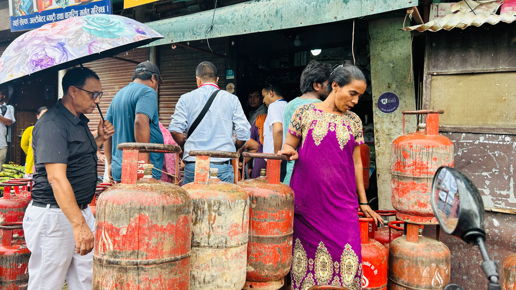 रुपन्देहीमा पनि ग्यास अभाव, उपभोक्ता सिलिन्डर लिएर डिलरमा लाइन – तस्बीरहरू