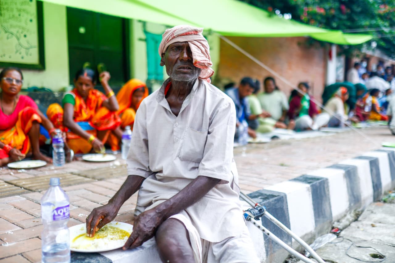 मानव अधिकार आयोगबाहिर लघुवित्त पीडितको धर्ना, माग पूरा नभएसम्म नउठ्ने अडान